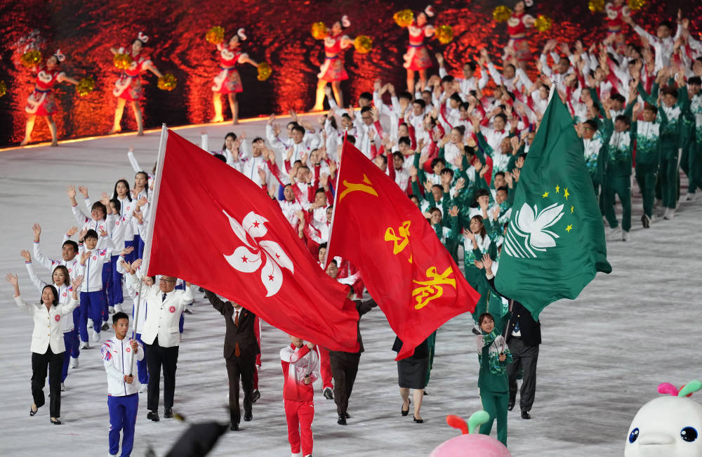 11月9日，廣東省體育代表團、香港特別行政區體育代表團和澳門特別行政區體育代表團在第十五屆全國運動會開幕式上共同入場。新華社記者 賴向東 攝