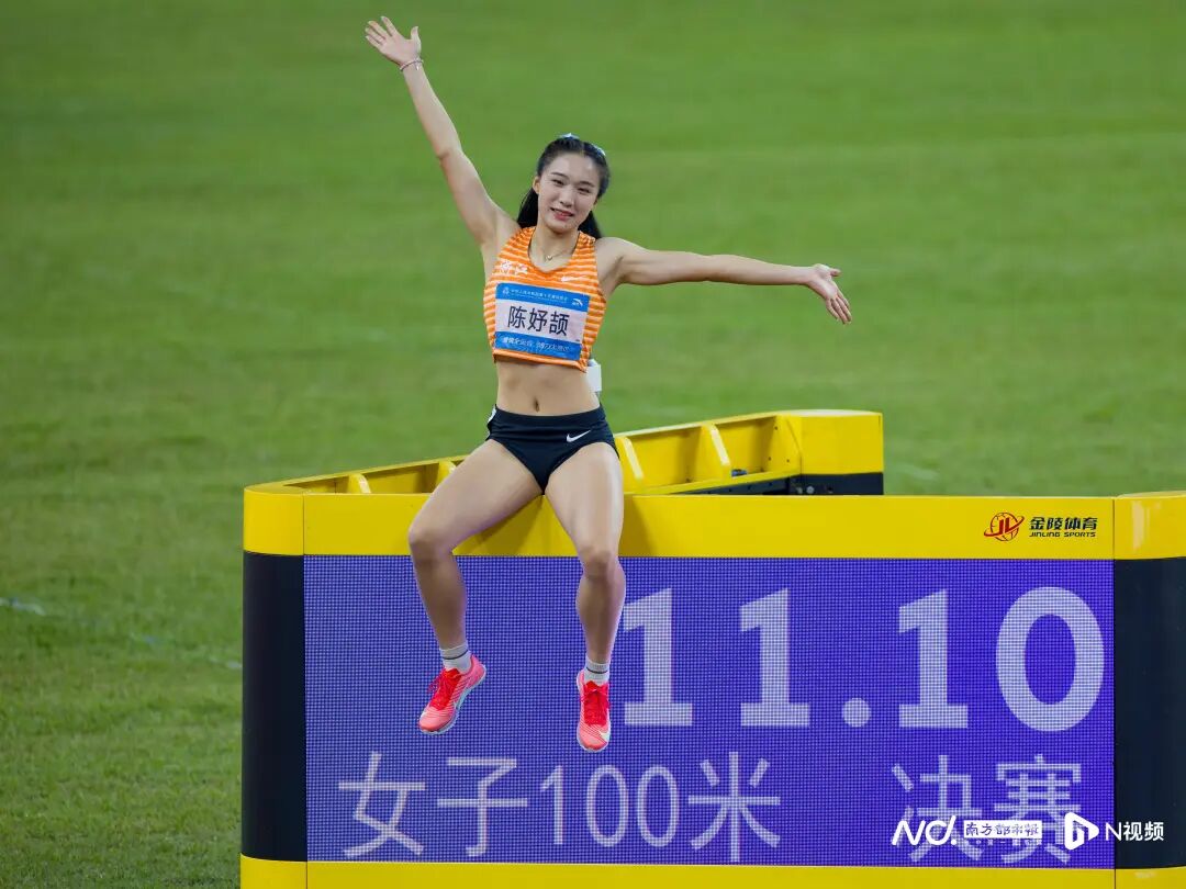 11月17日,廣東奧體中心,十五運會田徑項目迎來女子百米飛人大戰,浙江隊16歲“小孩姐”陳妤頡以11秒10的成績奪冠,成為全運會歷史上最年輕的百米“女飛人”,同時刷新亞洲青年紀錄。34歲的廣西名將韋永麗獲得亞軍,對于自己的百米謝幕演出,她感到非常滿意,還表示“這塊銀牌背后有梁小靜、葛曼棋的一份”。兩天后,陳妤頡以23秒02的成績拿下女子200米冠軍。展望未來,“小孩姐”自信滿滿:“20歲對我來說還很遙遠,還有4年的時間,再不斷刷新紀錄。” 11月17日,廣東奧體中心,十五運會田徑項目迎來女子百米飛人大戰,浙江隊16歲“小孩姐”陳妤頡以11秒10的成績奪冠,成為全運會歷史上最年輕的百米“女飛人”,同時刷新亞洲青年紀錄。34歲的廣西名將韋永麗獲得亞軍,對于自己的百米謝幕演出,她感到非常滿意,還表示“這塊銀牌背后有梁小靜、葛曼棋的一份”。兩天后,陳妤頡以23秒02的成績拿下女子200米冠軍。展望未來,“小孩姐”自信滿滿:“20歲對我來說還很遙遠,還有4年的時間,再不斷刷新紀錄。”