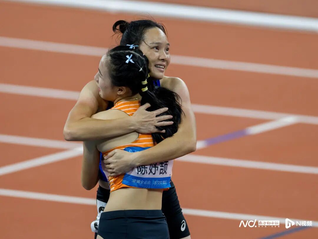 11月17日,廣東奧體中心,十五運會田徑項目迎來女子百米飛人大戰,浙江隊16歲“小孩姐”陳妤頡以11秒10的成績奪冠,成為全運會歷史上最年輕的百米“女飛人”,同時刷新亞洲青年紀錄。34歲的廣西名將韋永麗獲得亞軍,對于自己的百米謝幕演出,她感到非常滿意,還表示“這塊銀牌背后有梁小靜、葛曼棋的一份”。兩天后,陳妤頡以23秒02的成績拿下女子200米冠軍。展望未來,“小孩姐”自信滿滿:“20歲對我來說還很遙遠,還有4年的時間,再不斷刷新紀錄。” 11月17日,廣東奧體中心,十五運會田徑項目迎來女子百米飛人大戰,浙江隊16歲“小孩姐”陳妤頡以11秒10的成績奪冠,成為全運會歷史上最年輕的百米“女飛人”,同時刷新亞洲青年紀錄。34歲的廣西名將韋永麗獲得亞軍,對于自己的百米謝幕演出,她感到非常滿意,還表示“這塊銀牌背后有梁小靜、葛曼棋的一份”。兩天后,陳妤頡以23秒02的成績拿下女子200米冠軍。展望未來,“小孩姐”自信滿滿:“20歲對我來說還很遙遠,還有4年的時間,再不斷刷新紀錄。”
