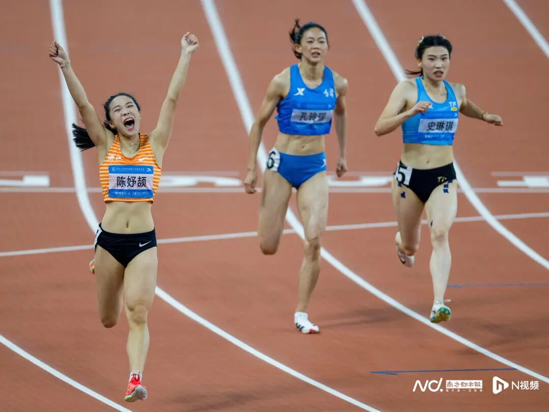 11月17日,廣東奧體中心,十五運會田徑項目迎來女子百米飛人大戰,浙江隊16歲“小孩姐”陳妤頡以11秒10的成績奪冠,成為全運會歷史上最年輕的百米“女飛人”,同時刷新亞洲青年紀錄。34歲的廣西名將韋永麗獲得亞軍,對于自己的百米謝幕演出,她感到非常滿意,還表示“這塊銀牌背后有梁小靜、葛曼棋的一份”。兩天后,陳妤頡以23秒02的成績拿下女子200米冠軍。展望未來,“小孩姐”自信滿滿:“20歲對我來說還很遙遠,還有4年的時間,再不斷刷新紀錄。” 11月17日,廣東奧體中心,十五運會田徑項目迎來女子百米飛人大戰,浙江隊16歲“小孩姐”陳妤頡以11秒10的成績奪冠,成為全運會歷史上最年輕的百米“女飛人”,同時刷新亞洲青年紀錄。34歲的廣西名將韋永麗獲得亞軍,對于自己的百米謝幕演出,她感到非常滿意,還表示“這塊銀牌背后有梁小靜、葛曼棋的一份”。兩天后,陳妤頡以23秒02的成績拿下女子200米冠軍。展望未來,“小孩姐”自信滿滿:“20歲對我來說還很遙遠,還有4年的時間,再不斷刷新紀錄。”