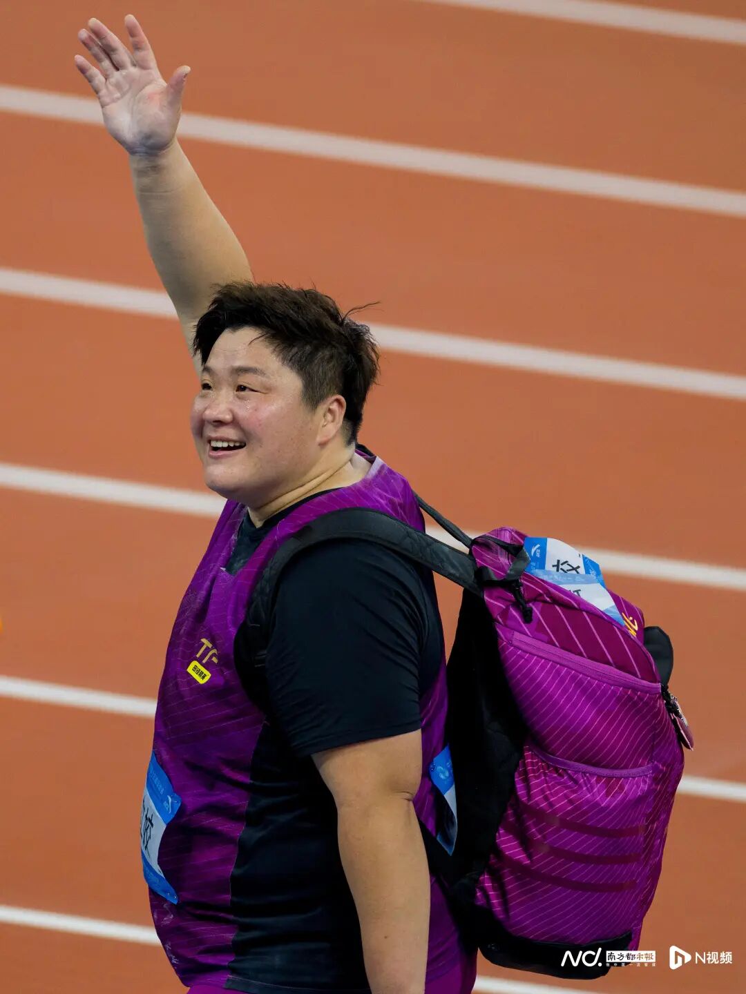 11月16日,廣東奧體中心,十五運會田徑項目女子鉛球決賽,36歲的奧運冠軍、河北名將鞏立姣以19米68的成績奪冠,實現了全運會五連冠。鞏立姣賽后淚灑賽場。她在接受采訪時透露:“今天是我母親離開我的第288天。希望這塊金牌她能看到,和她一起分享。”一天后,鞏立姣宣布正式退役,結束了自己25年的運動生涯。 11月16日,廣東奧體中心,十五運會田徑項目女子鉛球決賽,36歲的奧運冠軍、河北名將鞏立姣以19米68的成績奪冠,實現了全運會五連冠。鞏立姣賽后淚灑賽場。她在接受采訪時透露:“今天是我母親離開我的第288天。希望這塊金牌她能看到,和她一起分享。”一天后,鞏立姣宣布正式退役,結束了自己25年的運動生涯。