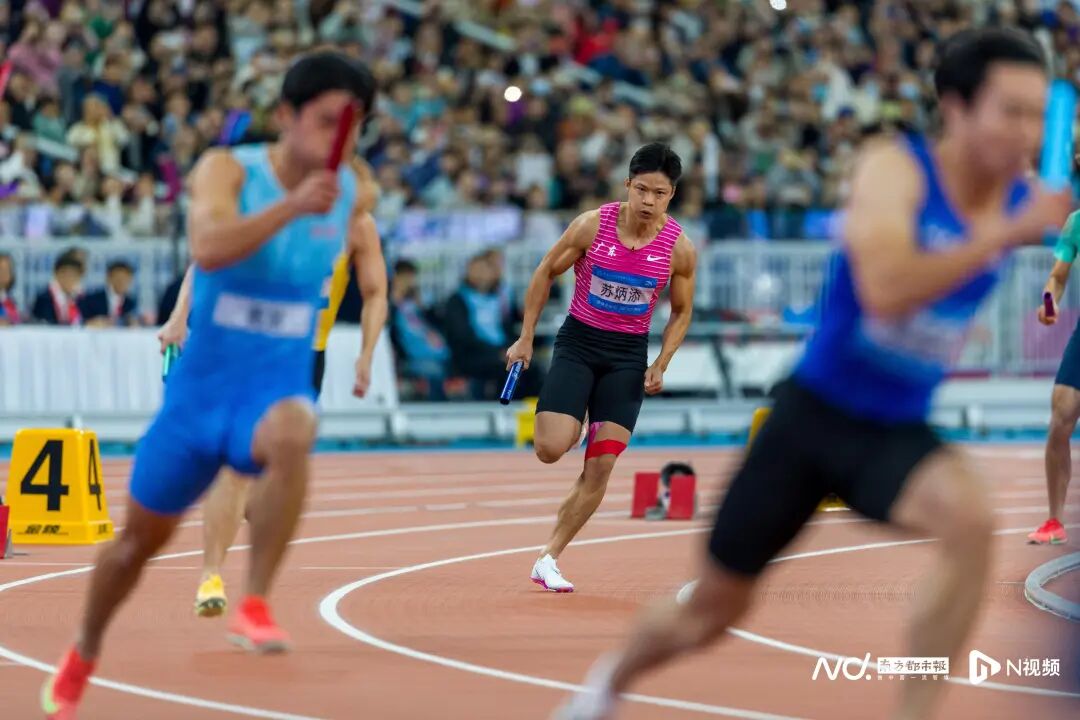 11月20日,廣東奧體中心,十五運會田徑項目男子4x100米接力決賽,由蘇炳添、劉洪熙、施君豪、陳冠鋒組成的廣東隊以38秒71的成績排名第四,遺憾未能站上領獎臺。這是36歲的蘇炳添第五次參加全運會,此前他曾多次表示,本屆全運會將是自己職業生涯的“最后一舞”。比賽結束后,現場數萬名觀眾用持久而熱烈的掌聲和歡呼向這位“亞洲飛人”致敬。 11月20日,廣東奧體中心,十五運會田徑項目男子4x100米接力決賽,由蘇炳添、劉洪熙、施君豪、陳冠鋒組成的廣東隊以38秒71的成績排名第四,遺憾未能站上領獎臺。這是36歲的蘇炳添第五次參加全運會,此前他曾多次表示,本屆全運會將是自己職業生涯的“最后一舞”。比賽結束后,現場數萬名觀眾用持久而熱烈的掌聲和歡呼向這位“亞洲飛人”致敬。