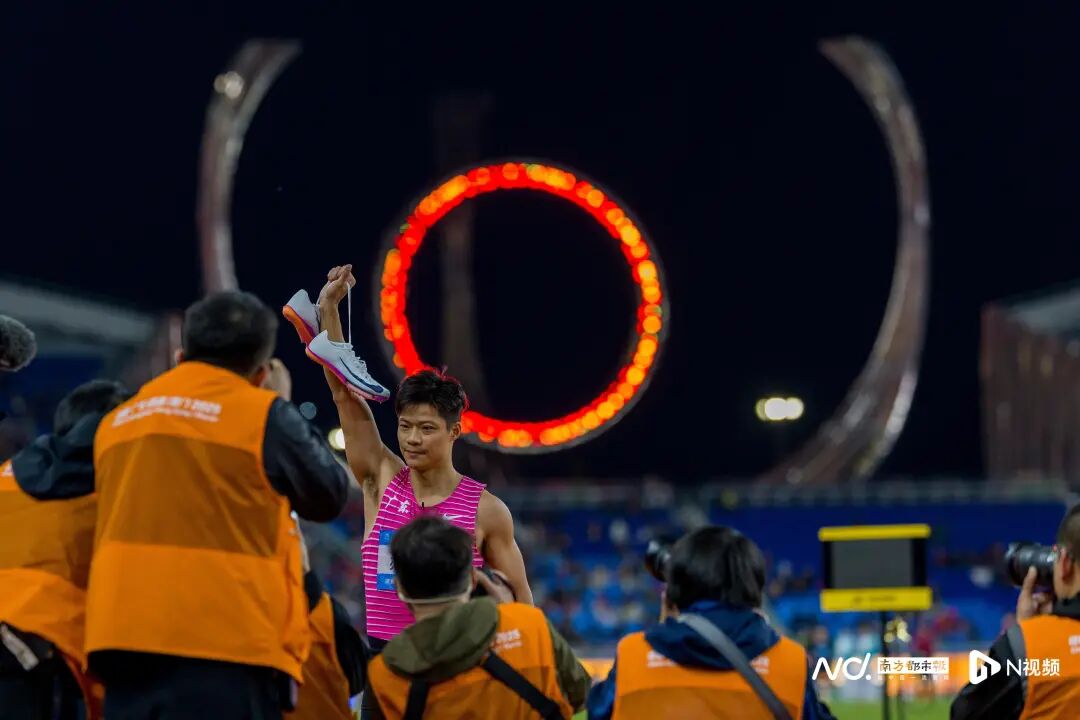 11月20日,廣東奧體中心,十五運會田徑項目男子4x100米接力決賽,由蘇炳添、劉洪熙、施君豪、陳冠鋒組成的廣東隊以38秒71的成績排名第四,遺憾未能站上領獎臺。這是36歲的蘇炳添第五次參加全運會,此前他曾多次表示,本屆全運會將是自己職業生涯的“最后一舞”。比賽結束后,現場數萬名觀眾用持久而熱烈的掌聲和歡呼向這位“亞洲飛人”致敬。 11月20日,廣東奧體中心,十五運會田徑項目男子4x100米接力決賽,由蘇炳添、劉洪熙、施君豪、陳冠鋒組成的廣東隊以38秒71的成績排名第四,遺憾未能站上領獎臺。這是36歲的蘇炳添第五次參加全運會,此前他曾多次表示,本屆全運會將是自己職業生涯的“最后一舞”。比賽結束后,現場數萬名觀眾用持久而熱烈的掌聲和歡呼向這位“亞洲飛人”致敬。
