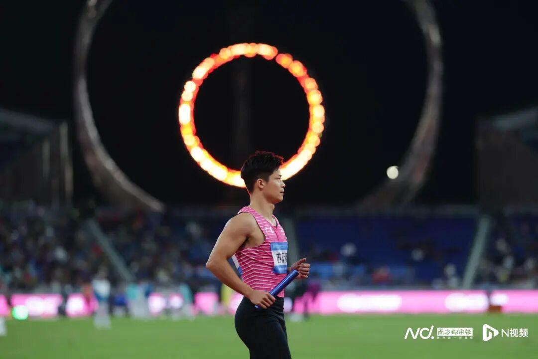 11月20日,廣東奧體中心,十五運會田徑項目男子4x100米接力決賽,由蘇炳添、劉洪熙、施君豪、陳冠鋒組成的廣東隊以38秒71的成績排名第四,遺憾未能站上領獎臺。這是36歲的蘇炳添第五次參加全運會,此前他曾多次表示,本屆全運會將是自己職業生涯的“最后一舞”。比賽結束后,現場數萬名觀眾用持久而熱烈的掌聲和歡呼向這位“亞洲飛人”致敬。 11月20日,廣東奧體中心,十五運會田徑項目男子4x100米接力決賽,由蘇炳添、劉洪熙、施君豪、陳冠鋒組成的廣東隊以38秒71的成績排名第四,遺憾未能站上領獎臺。這是36歲的蘇炳添第五次參加全運會,此前他曾多次表示,本屆全運會將是自己職業生涯的“最后一舞”。比賽結束后,現場數萬名觀眾用持久而熱烈的掌聲和歡呼向這位“亞洲飛人”致敬。