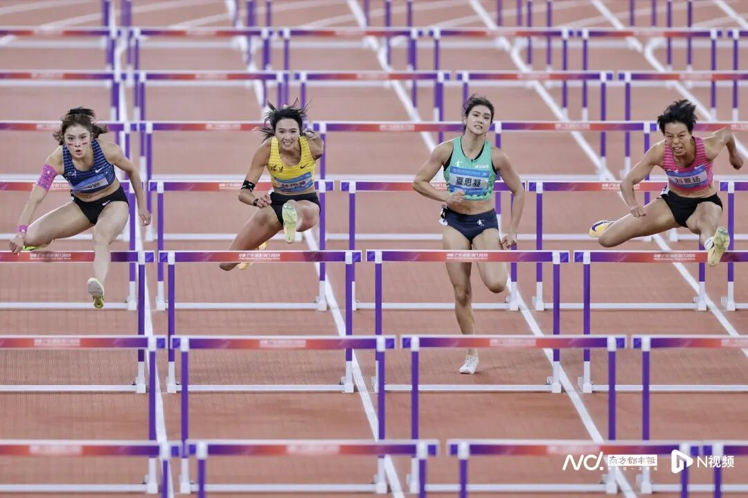 11月19日,廣東奧體中心,十五運會田徑項目女子100米欄決賽,廣東選手劉景揚以12秒81的個人最好成績爆冷摘得金牌,奪冠大熱、四川選手吳艷妮獲得銀牌,上屆冠軍、福建選手林雨薇收獲銅牌。盡管因為痛失金牌“給自己打0分”,頒獎儀式上“暴風哭泣”,但在賽后第一時間,吳艷妮還是為對手送上祝福,全部8名決賽選手一起手拉手,用最甜美的微笑向現場觀眾致謝。 11月19日,廣東奧體中心,十五運會田徑項目女子100米欄決賽,廣東選手劉景揚以12秒81的個人最好成績爆冷摘得金牌,奪冠大熱、四川選手吳艷妮獲得銀牌,上屆冠軍、福建選手林雨薇收獲銅牌。盡管因為痛失金牌“給自己打0分”,頒獎儀式上“暴風哭泣”,但在賽后第一時間,吳艷妮還是為對手送上祝福,全部8名決賽選手一起手拉手,用最甜美的微笑向現場觀眾致謝。