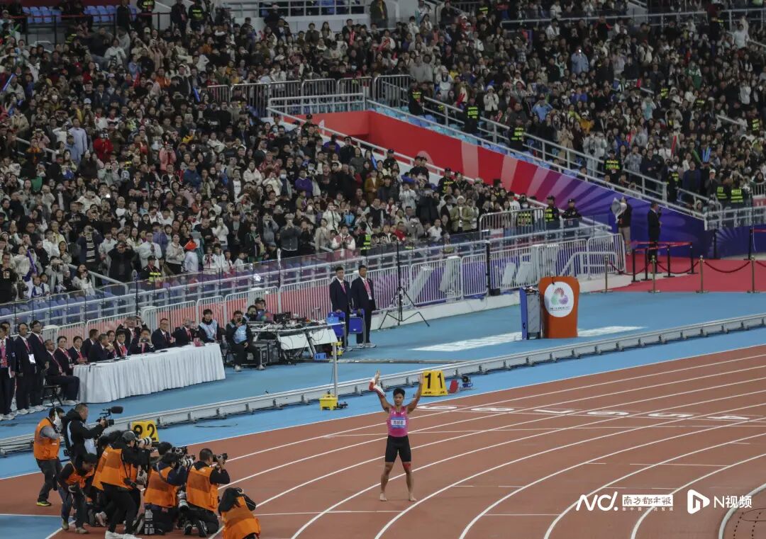 11月20日,廣東奧體中心,十五運會田徑項目男子4x100米接力決賽,由蘇炳添、劉洪熙、施君豪、陳冠鋒組成的廣東隊以38秒71的成績排名第四,遺憾未能站上領獎臺。這是36歲的蘇炳添第五次參加全運會,此前他曾多次表示,本屆全運會將是自己職業生涯的“最后一舞”。比賽結束后,現場數萬名觀眾用持久而熱烈的掌聲和歡呼向這位“亞洲飛人”致敬。 11月20日,廣東奧體中心,十五運會田徑項目男子4x100米接力決賽,由蘇炳添、劉洪熙、施君豪、陳冠鋒組成的廣東隊以38秒71的成績排名第四,遺憾未能站上領獎臺。這是36歲的蘇炳添第五次參加全運會,此前他曾多次表示,本屆全運會將是自己職業生涯的“最后一舞”。比賽結束后,現場數萬名觀眾用持久而熱烈的掌聲和歡呼向這位“亞洲飛人”致敬。