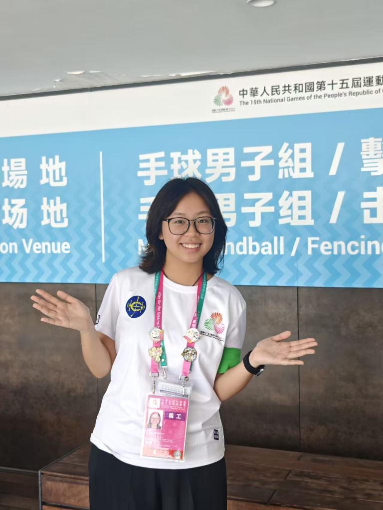 11月4日,許欣嫻在香港啟德體育園的男子手球賽場入口指引觀眾入場。(受訪者供圖) 11月4日,許欣嫻在香港啟德體育園的男子手球賽場入口指引觀眾入場。(受訪者供圖)