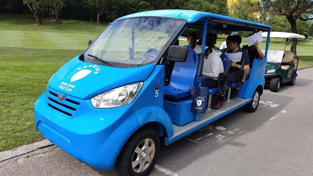 何志剛與團隊核對場地指引圖。(受訪者供圖) 何志剛與團隊核對場地指引圖。(受訪者供圖)