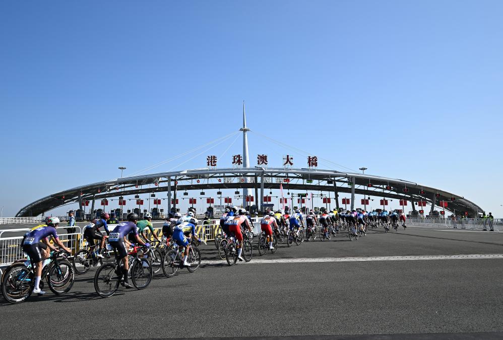 11月8日，參賽選手經過港珠澳大橋閘口。新華社記者 鄧華 攝