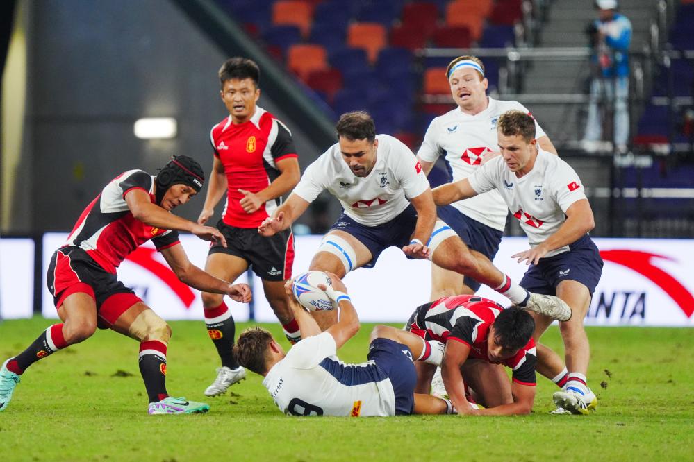 11月14日,雙方球員在比賽中拼搶。當日,在香港舉行的第十五屆全國運動會七人制橄欖球男子金牌賽中,香港隊26比19戰勝山東隊,奪得冠軍。新華社記者 朱煒 攝 11月14日,雙方球員在比賽中拼搶。當日,在香港舉行的第十五屆全國運動會七人制橄欖球男子金牌賽中,香港隊26比19戰勝山東隊,奪得冠軍。新華社記者 朱煒 攝