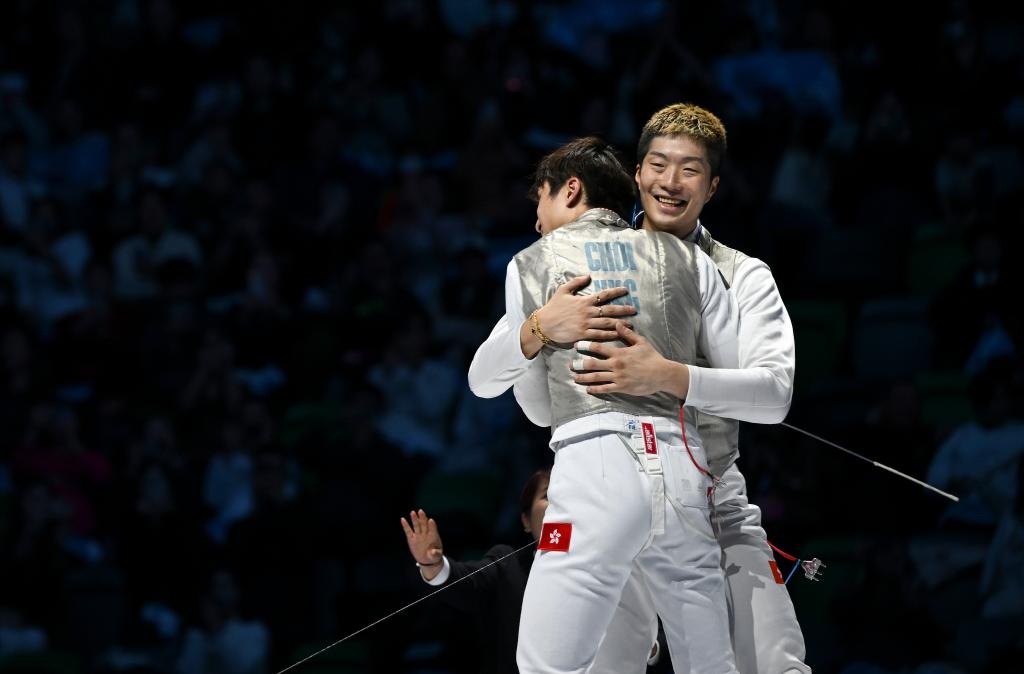 11月19日,香港隊選手蔡俊彥(左)和隊友張家朗在比賽后相擁慶祝奪冠。新華社記者 胡虎虎 攝 11月19日,香港隊選手蔡俊彥(左)和隊友張家朗在比賽后相擁慶祝奪冠。新華社記者 胡虎虎 攝