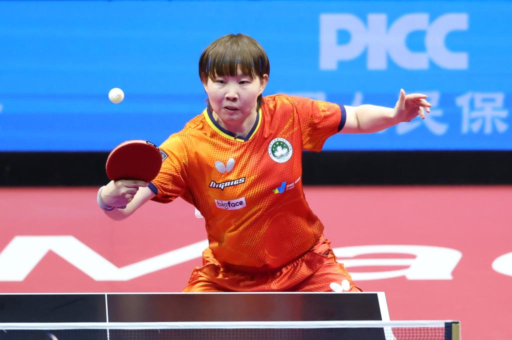 11月15日,澳門隊選手朱雨玲在比賽中回球。新華社記者 劉續 攝 11月15日,澳門隊選手朱雨玲在比賽中回球。新華社記者 劉續 攝