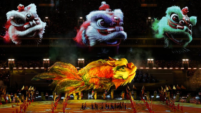 巨型鰲魚“游入”體育場上空 巨型鰲魚“游入”體育場上空