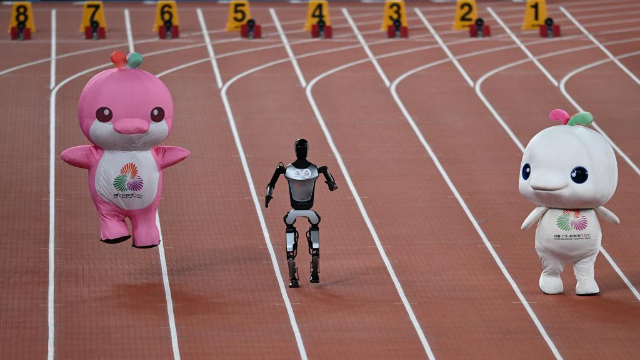 機器人和吉祥物喜洋洋、樂融融在廣東奧體中心體育場賽跑 機器人和吉祥物喜洋洋、樂融融在廣東奧體中心體育場賽跑