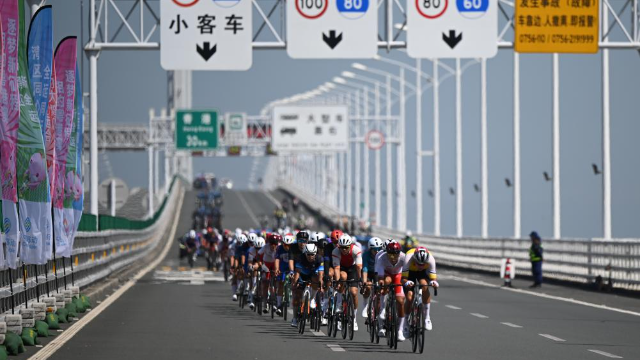 參加第十五屆全國運動會公路自行車男子個人賽的選手在港珠澳大橋上騎行 參加第十五屆全國運動會公路自行車男子個人賽的選手在港珠澳大橋上騎行