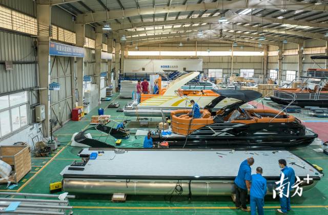 奇航生產(chǎn)車間內(nèi)工人們正在組裝船只。廖明璨 攝