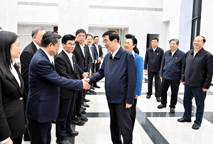 11月21日至23日，中共中央政治局常委、全國政協(xié)主席王滬寧在廣東深圳、惠州調(diào)研。這是11月21日，王滬寧到深圳市政協(xié)機(jī)關(guān)調(diào)研，并看望在深圳市的全國政協(xié)委員和政協(xié)機(jī)關(guān)干部。新華社記者 殷博古 攝