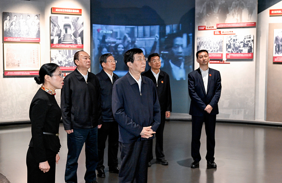 11月21日至23日，中共中央政治局常委、全國政協主席王滬寧在廣東深圳、惠州調研。這是11月23日，王滬寧在惠州參觀東江縱隊紀念館。新華社記者 殷博古 攝