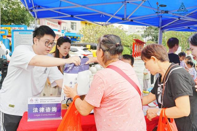 中心提供法律咨詢(xún)服務(wù)。 受訪者 供圖
