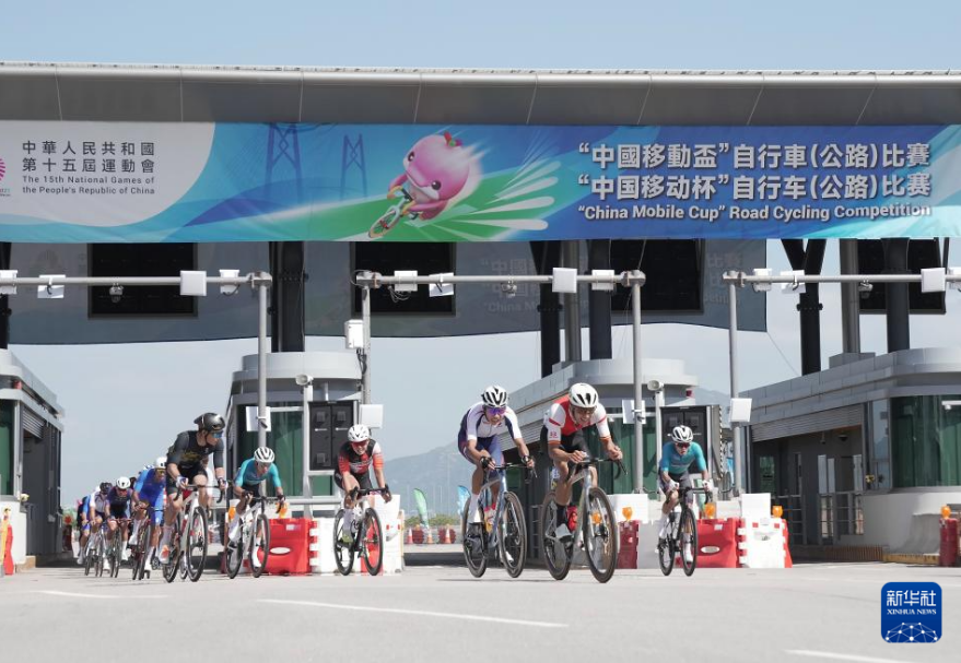 公路自行車男子個(gè)人賽參賽選手在231.8公里的賽程中6次經(jīng)過口岸，卻全程不停，無感通關(guān)。圖為選手經(jīng)過港珠澳大橋香港口岸車輛通關(guān)廣場。