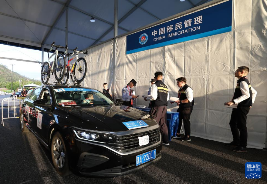 公路自行車賽涉賽車輛、物資都采用“前置查驗(yàn)+閉環(huán)管理”監(jiān)管模式。參賽團(tuán)隊(duì)提前報(bào)審形成“白名單”，在運(yùn)動(dòng)隊(duì)啟動(dòng)之前進(jìn)行核檢，確保涉賽車輛、物資能在三地暢通無阻。圖為公路自行車男子個(gè)人賽參賽代表團(tuán)在前置安檢區(qū)安檢。