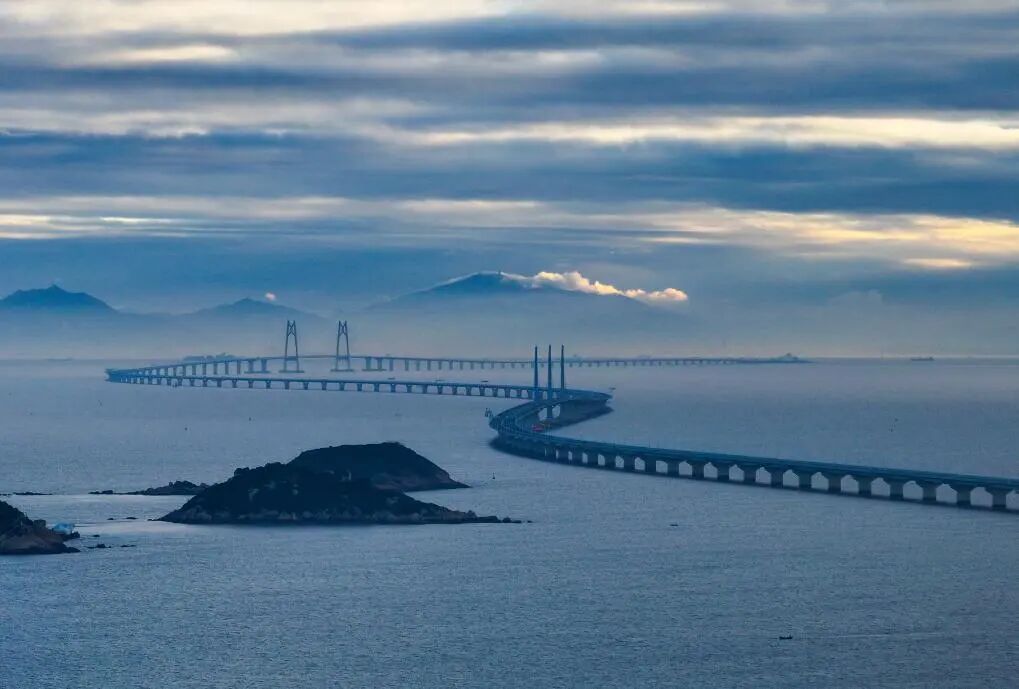 這是2023年12月15日拍攝的晨曦中的港珠澳大橋（無人機照片）。新華社記者 劉大偉 攝