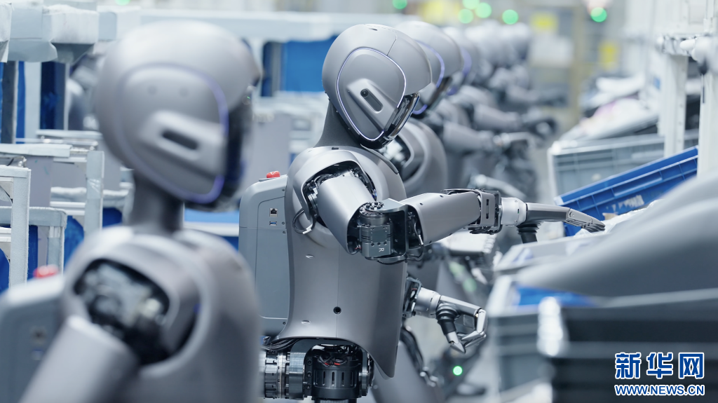 數(shù)十臺人形機器人在工廠“實訓(xùn)”。