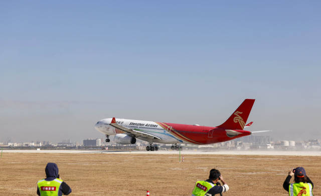 深圳機場三跑道首飛航班ZH9103騰空起飛。