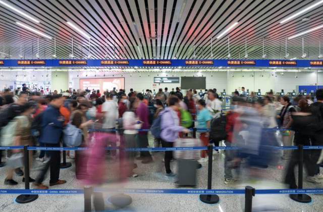 旅客在廣州白云機場口岸排隊通關。 資料圖片