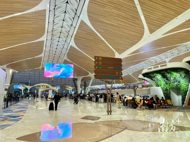 白云機場T3投運一個月接待打卡旅客10萬人次。 白云機場T3投運一個月接待打卡旅客10萬人次。