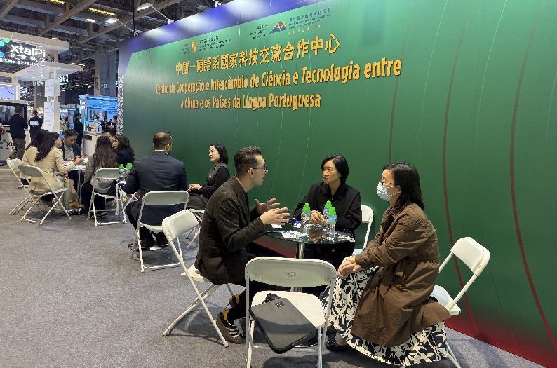 圖為巴葡企業(yè)在AIE上對(duì)接洽談。澳門特區(qū)經(jīng)科局供圖
