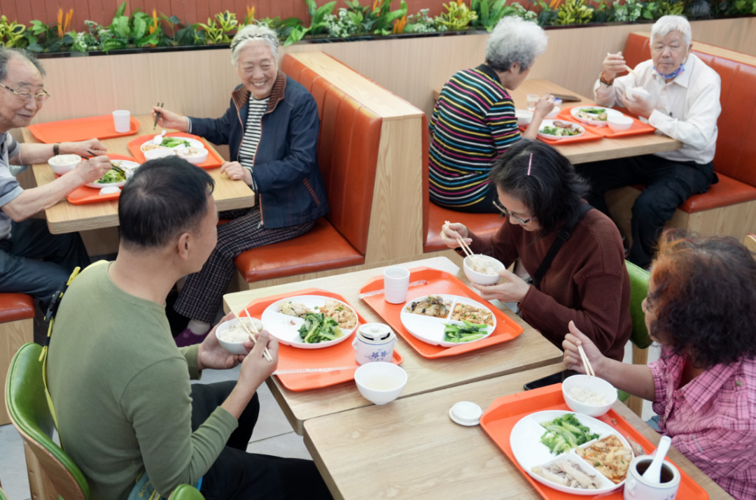 荔灣區南源街道在原有長者飯堂的基礎上，升級打造成面向全體居民開放的社區飯堂。