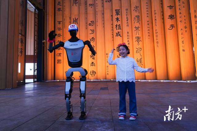 大阪世博會(huì)上，優(yōu)必選人形機(jī)器人Walker C和游客絲滑互動(dòng)。