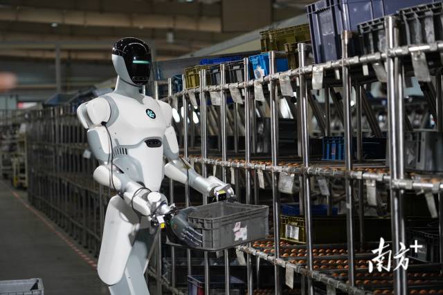 智平方機(jī)器人進(jìn)入東風(fēng)柳汽工廠。