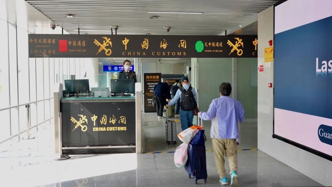 旅客在琶洲港澳客運碼頭搭乘船舶前往中國香港，廣州會展中心海關關員對出境旅客進行監管