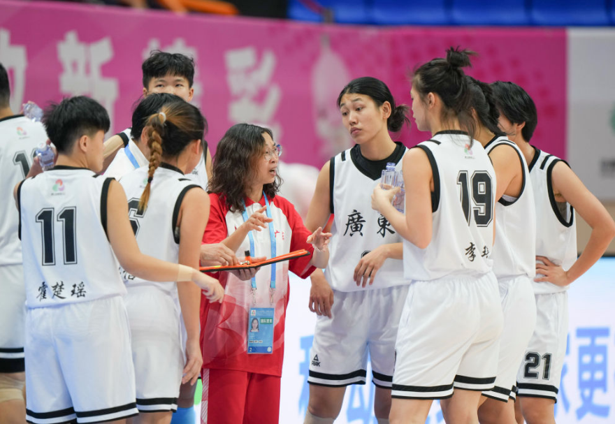 12月9日，聾人籃球女子組在廣東東莞開賽。她們雖然聽不見聲音，卻憑借訓(xùn)練中反復(fù)磨合的肢體與眼神交流，展現(xiàn)出驚人的賽場默契。比賽暫停期間，廣東隊(duì)的教練通過清晰的手勢，及時(shí)調(diào)整防守強(qiáng)度與進(jìn)攻節(jié)奏，隊(duì)員們迅速領(lǐng)會(huì)意圖。