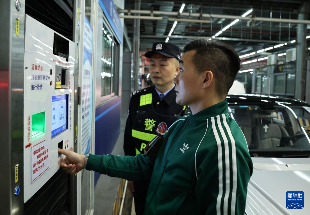 12月23日零時(shí),“粵車(chē)南下”入境香港市區(qū)的通關(guān)車(chē)主曹先生(前)在“一站式”通道辦理通關(guān)手續(xù)。新華社記者 黃國(guó)保 攝 12月23日零時(shí),“粵車(chē)南下”入境香港市區(qū)的通關(guān)車(chē)主曹先生(前)在“一站式”通道辦理通關(guān)手續(xù)。新華社記者 黃國(guó)保 攝