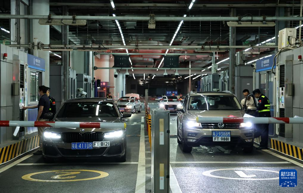 12月23日零時(shí),“粵車(chē)南下”入境香港市區(qū)的首批通關(guān)車(chē)主在“一站式”通道辦理通關(guān)手續(xù)。新華社記者 黃國(guó)保 攝 12月23日零時(shí),“粵車(chē)南下”入境香港市區(qū)的首批通關(guān)車(chē)主在“一站式”通道辦理通關(guān)手續(xù)。新華社記者 黃國(guó)保 攝