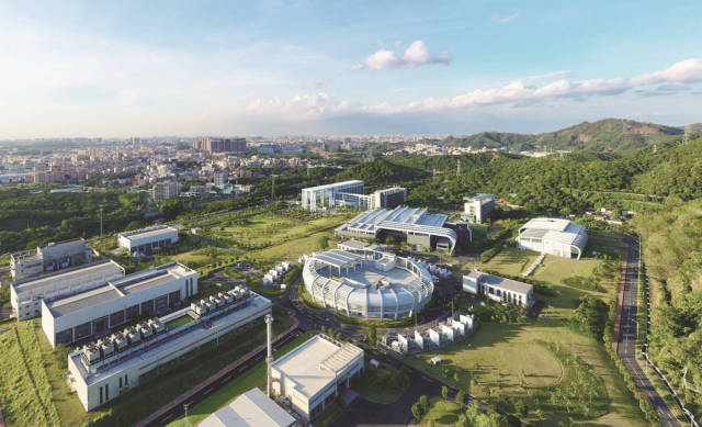 在松山湖科學城，散裂中子源二期、先進阿秒激光設施等“國之重器”加速建設，為硬科技研發提供了堅實底座。