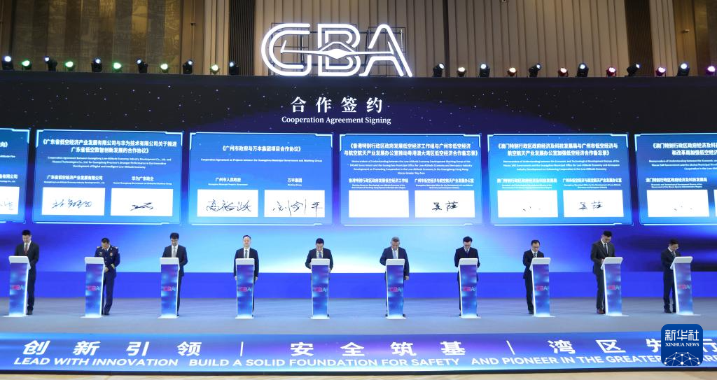 12月25日,粵港澳大灣區多個城市低空產業主管單位、重點企業、行業協會代表在大會上進行項目簽約。新華社記者 盧漢欣 攝 12月25日,粵港澳大灣區多個城市低空產業主管單位、重點企業、行業協會代表在大會上進行項目簽約。新華社記者 盧漢欣 攝