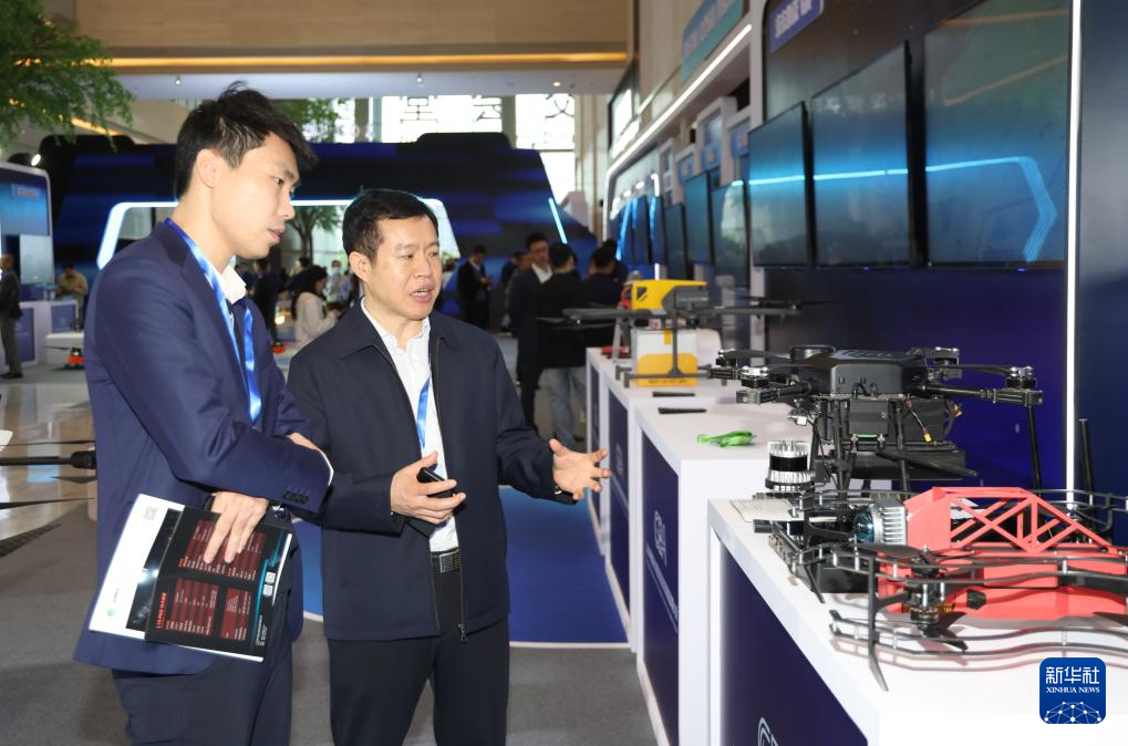 12月25日,與會人士在大會展覽區參觀、交流。新華社記者 盧漢欣 攝 12月25日,與會人士在大會展覽區參觀、交流。新華社記者 盧漢欣 攝