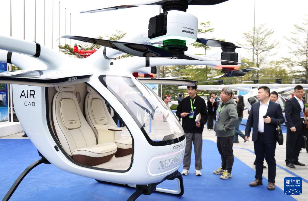 12月25日,與會人士在大會展覽區參觀。新華社記者 盧漢欣 攝 12月25日,與會人士在大會展覽區參觀。新華社記者 盧漢欣 攝