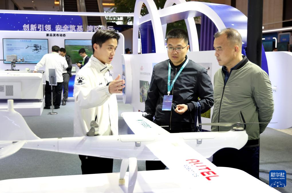 12月25日,與會人士在大會展覽區參觀、交流。新華社記者 盧漢欣 攝 12月25日,與會人士在大會展覽區參觀、交流。新華社記者 盧漢欣 攝