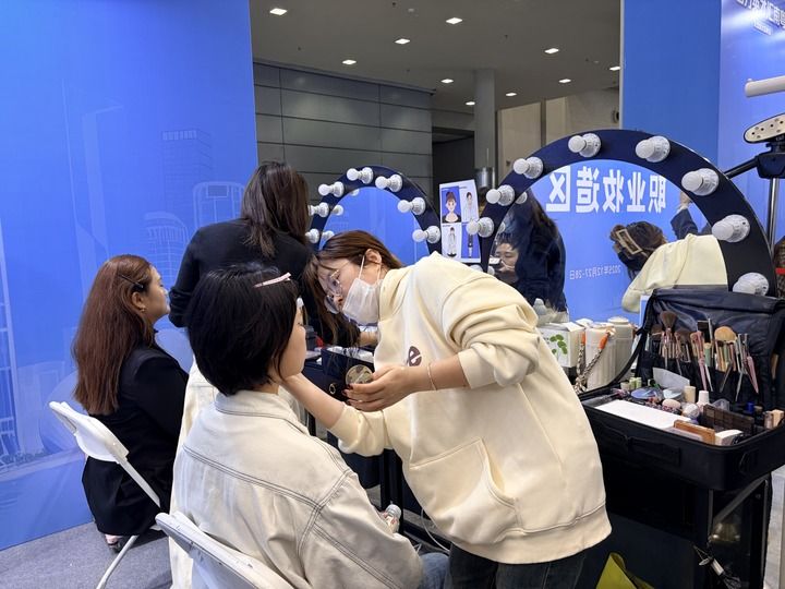12月27日，招聘會現場為求職者提供免費職業妝造服務。新華社記者 趙瑞希 攝