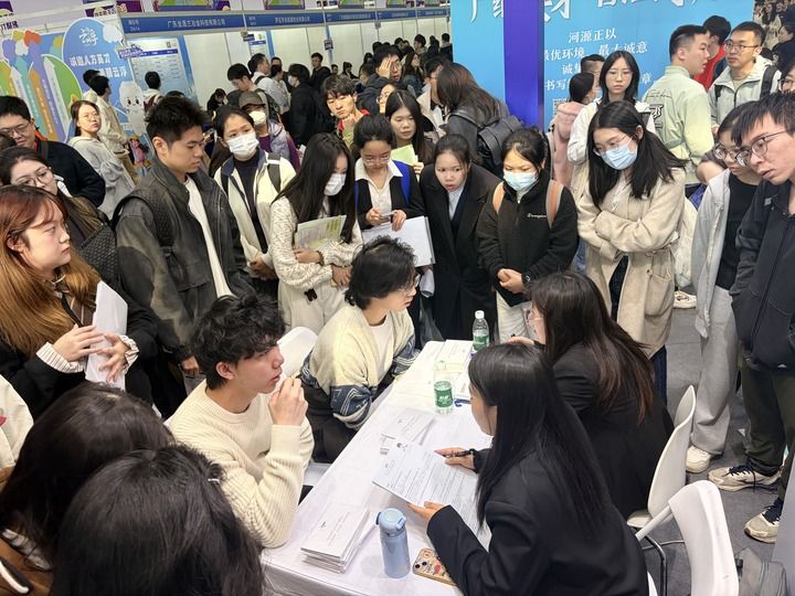 12月27日，在招聘會現場，求職者與企業招聘人員交流。新華社記者 趙瑞希 攝