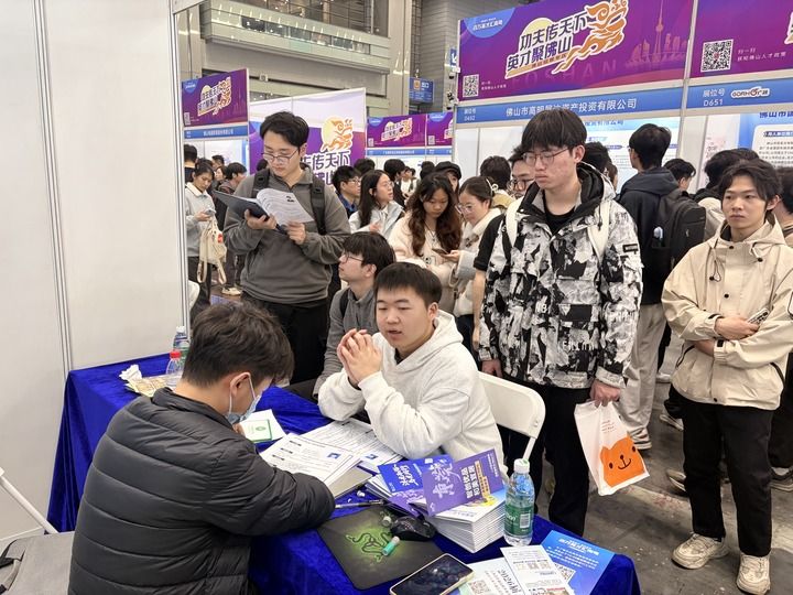 12月27日，在招聘會現場，求職者與企業招聘人員交流。新華社記者 趙瑞希 攝