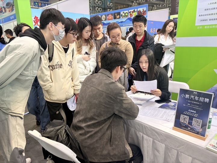 12月27日，在招聘會現場，求職者與企業招聘人員交流。新華社記者 趙瑞希 攝