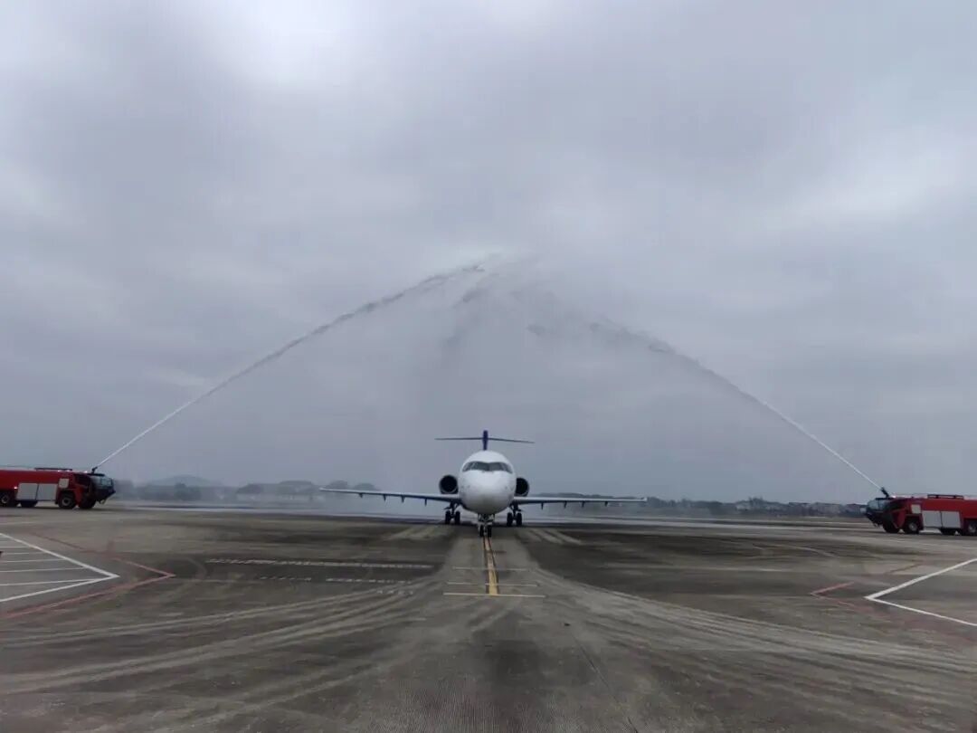 圓通航空YG9007航班平穩(wěn)降落在惠州機(jī)場(chǎng)，通過(guò)象征民航最高禮儀的 “水門(mén)禮”