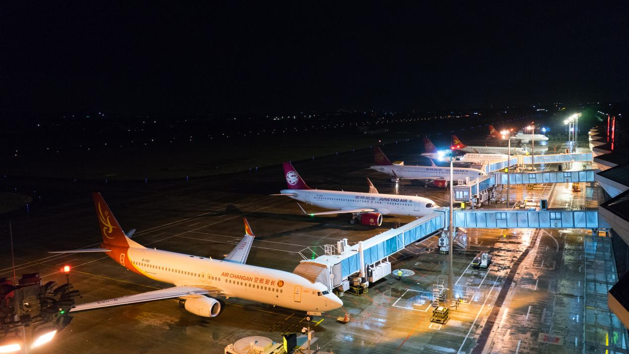 惠州機(jī)場(chǎng)夜幕下的停機(jī)坪