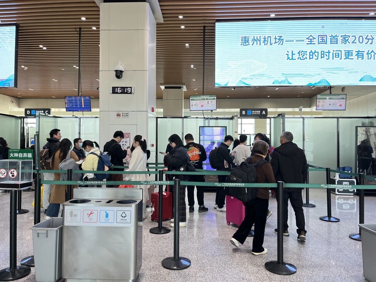 惠州機(jī)場(chǎng)航站樓內(nèi)，旅客在排隊(duì)通過安檢